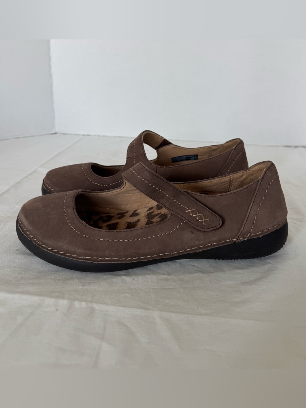 VIONIC Brown Mary Jane Flats Size 8 - Picture 6 of 8
